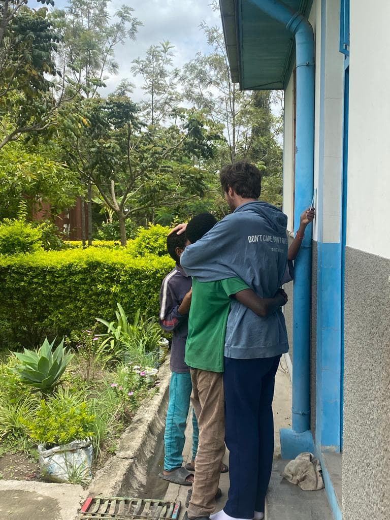 Pablo, fundador de Fikir, con niños del orfanato de Meki en Etiopía